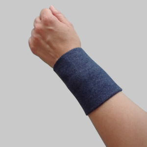 Ein elastisches Armband zum Fixieren von Redatern in blau.