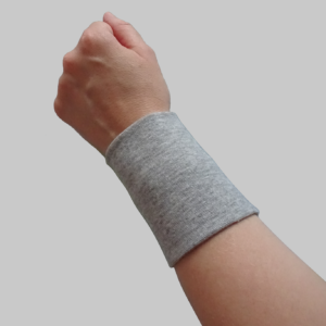 Ein elastisches Armband zum Fixieren von Redatern in hellgrau.