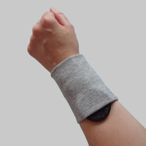 Ein elastisches Armband am Handgelenk, unter dem ein Redater zu sehen ist.