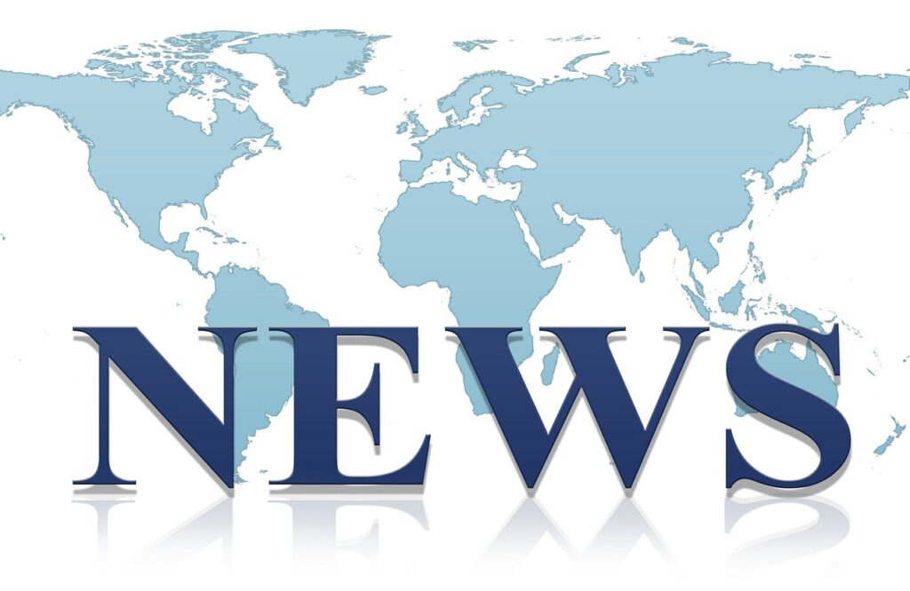 Das Bild zeigt eine Weltkarte und in großen Lettern davor steht das Wort: NEWS.