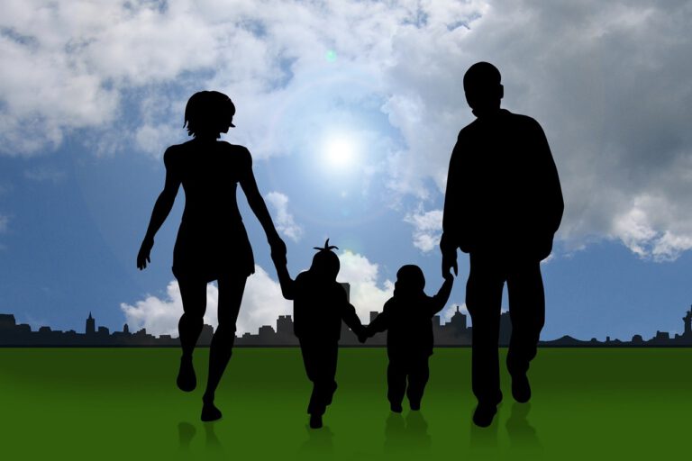 Eine Familie mit 2 kleinen Kindern macht einen Spaziergang im Grünen.