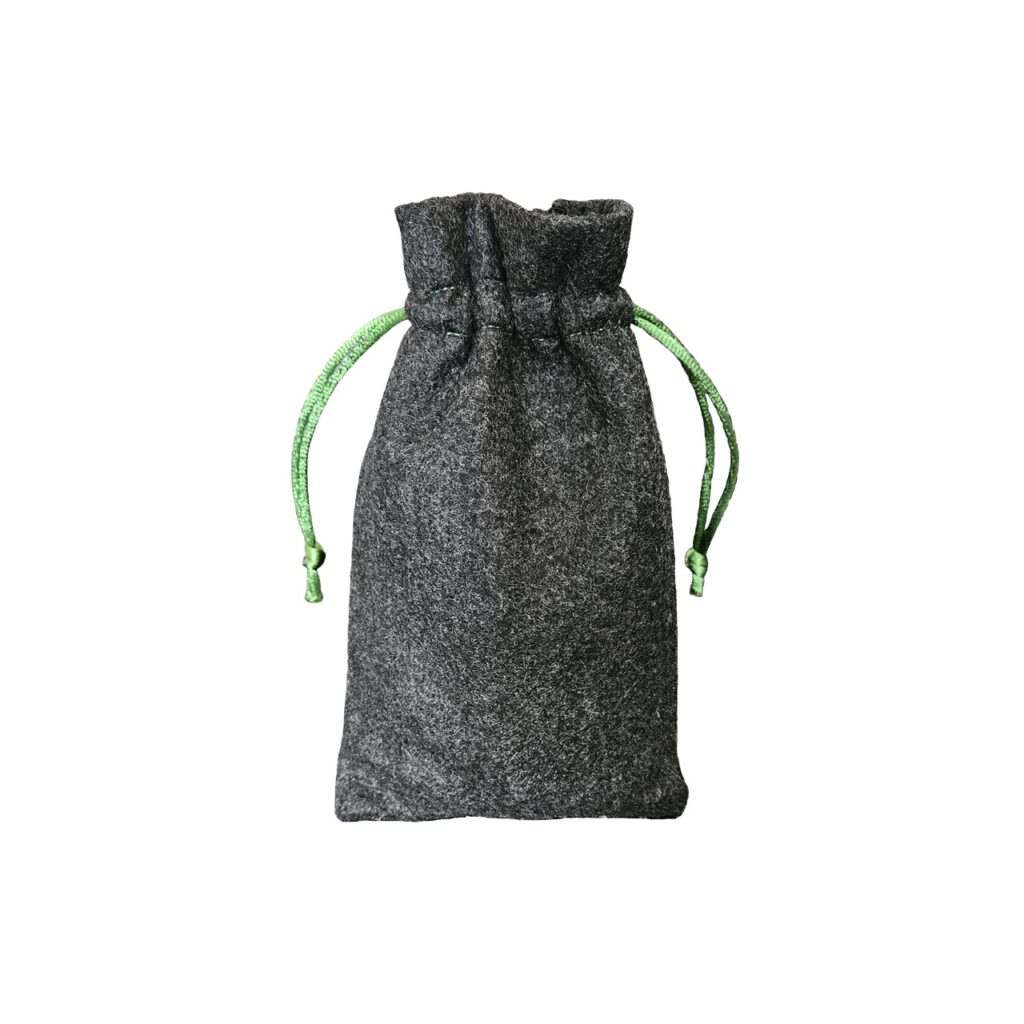 Ein verschlossener kleiner Beutel aus Filz mit grüner Kordel.