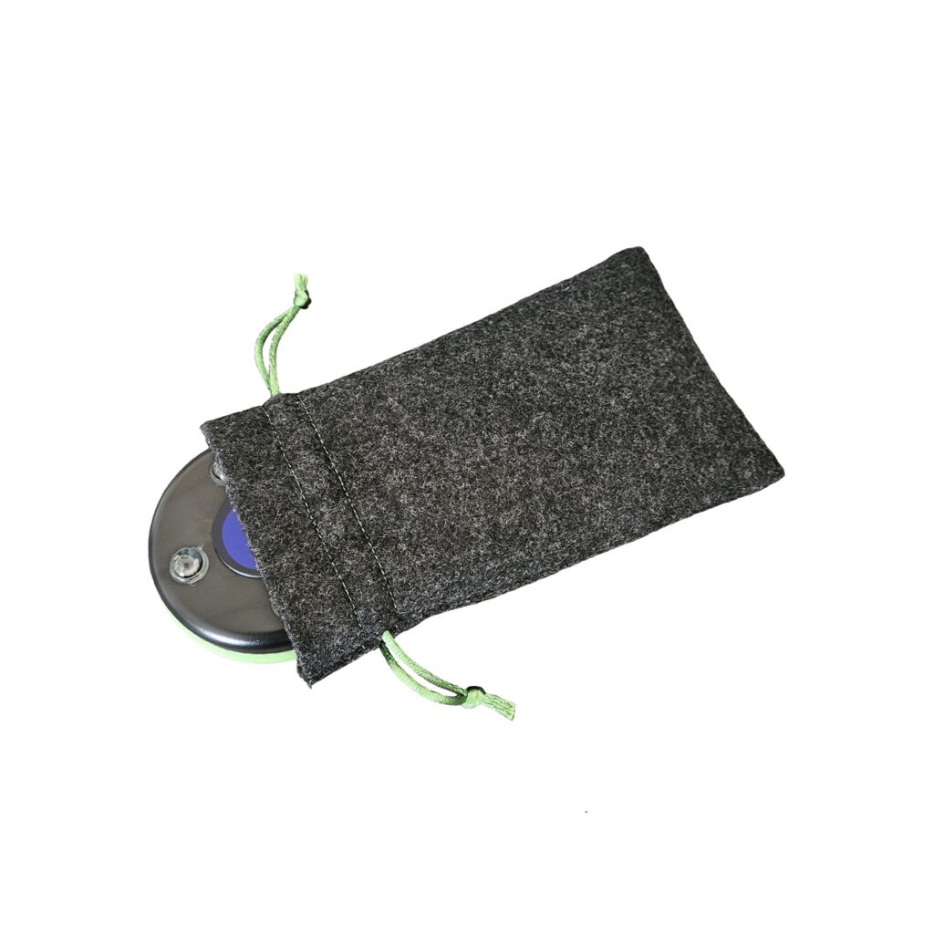 Ein geöffneter kleiner Beutel aus Filz, in dem sich die Redater-Light-Brush befindet.