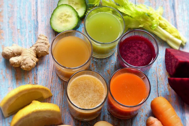 Eine Auswahl an gesunden Lebensmitteln und Säften