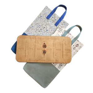 Das CRT-Balance-Board und dazu passend 2 farbige Stofftaschen in blauem und grünem Design.