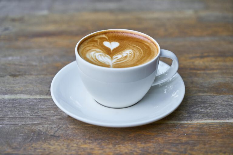 Eine Tasse Kaffee mit Milchschaum