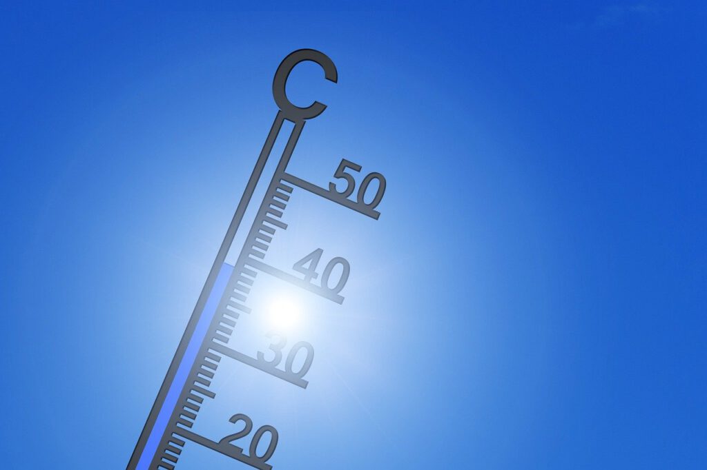 An einem wolkenlosen Himmel brennt die Sonne herunter. Ein Thermometer zeigt fast 40 Grad an.