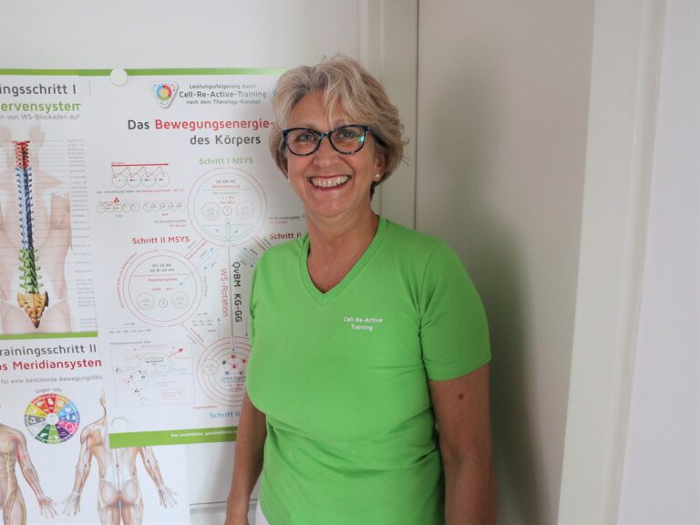 Anette Rubner steht lächelnd vor ihrem Cell-Re-Active-Studio in Hannover