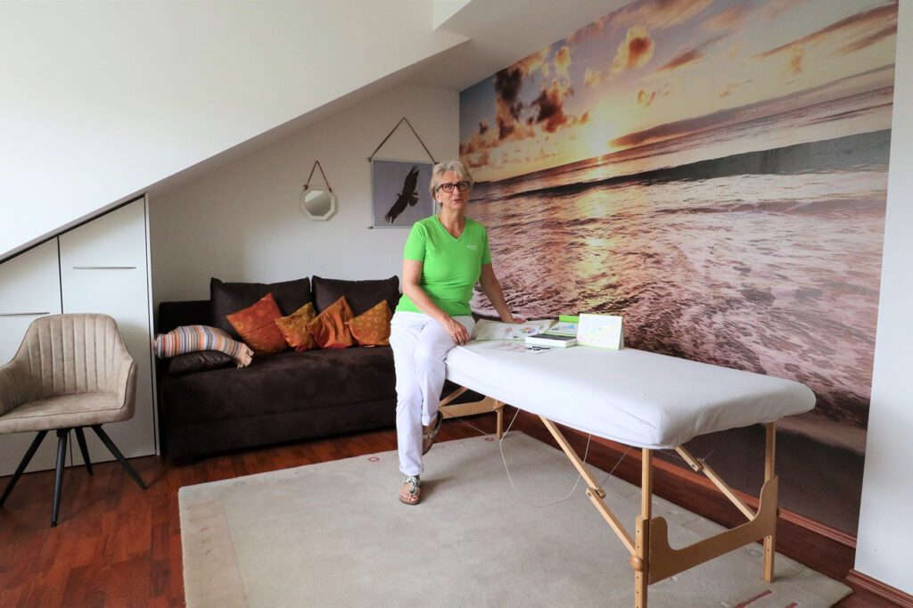 Anette Rubner in ihrem hellen Cell-Re-Active-Studio in Hannover